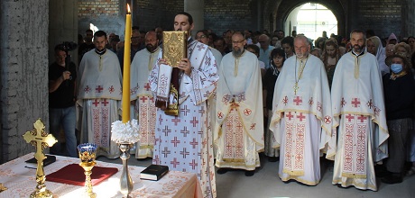 Прво литургијско сабрање у храму Светог цара Константина и царице Јелене у Новом Саду