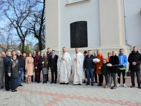 IMG-220ad34c4ff928a2dd894b809723c04a-V_resize