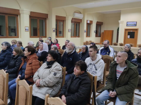 IMG-1ea697cca16263364480fbefbc6fb745-V_resize