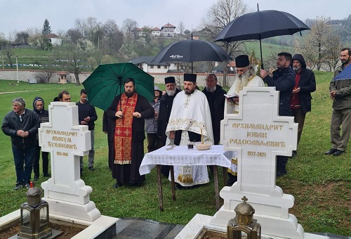 Заупокојна Литургија и парастос архимандритима Авакуму и Јовану у манастиру Лелић