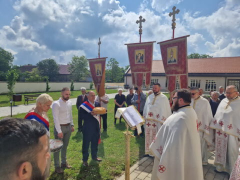 IMG-0db81dbcaabdb575a47c0b88967a87c6-V_resize