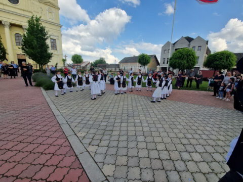 IMG-3d2bebf694dafdb7e88d90236647b5d9-V_resize