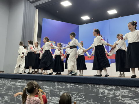 IMG-3d3401f064cddf7fe01cdd3a783f9c73-V_resize