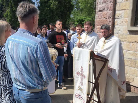 IMG-a81f57249db9a9bf43e0c947c6fb713d-V_resize