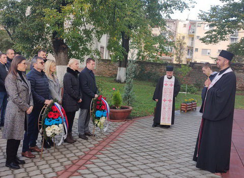 IMG-93d0edf40a6fde2017d246872ca500f3-V_resize