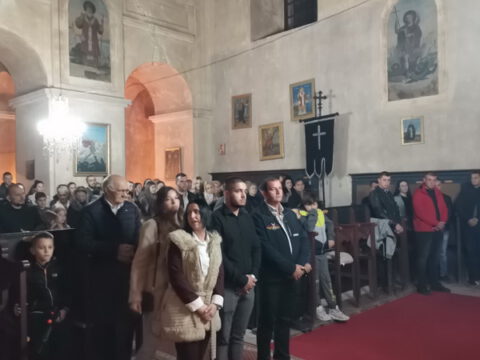 IMG-94c486b8690ea1102459c95c76bafa85-V_resize