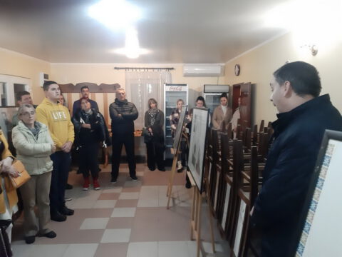 IMG-ce6c15b0f8cebe1bc01e310601d93acc-V_resize