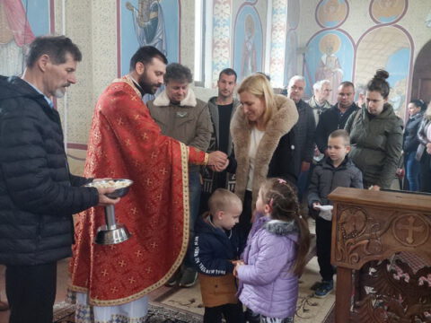 IMG-a7c6e3b0f6fde0aad8b1d78e95a7cb19-V_resize