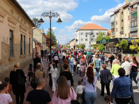 IMG-b182bd7efeda6706edf183a32e90963d-V_resize