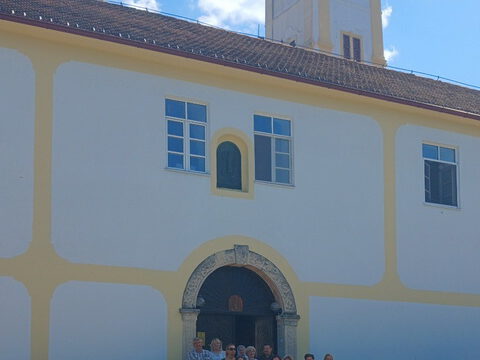 IMG-e69f9b5db54bd24131eb2455e9a133fb-V_resize