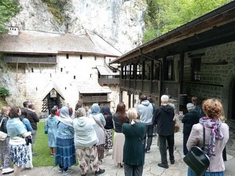 IMG-1decd90ab88d4b627382ed1575c26d1f-V_resize