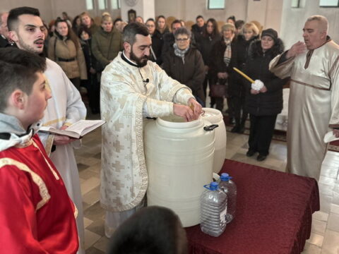 IMG-e0cb010ab686e4b50eee34862037f335-V_resize