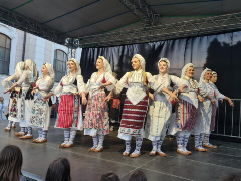 1f0d8dac-b6dd-485a-b5d8-4c09b05b4b94_resize