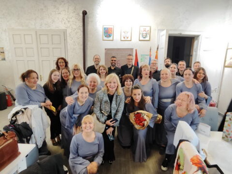 IMG-effd07a9d00568ad6c6195bd02345369-V_resize