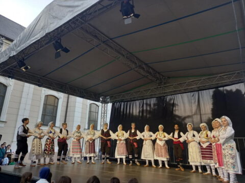 eab816c2-535b-4d9b-b1e1-f1b83ff44f50_resize