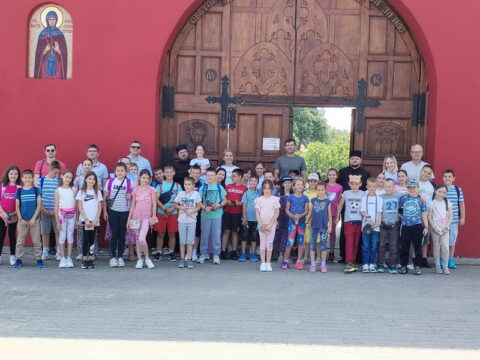 IMG-d9ddd2cdd991f94bd932ea6e8c195236-V_resize