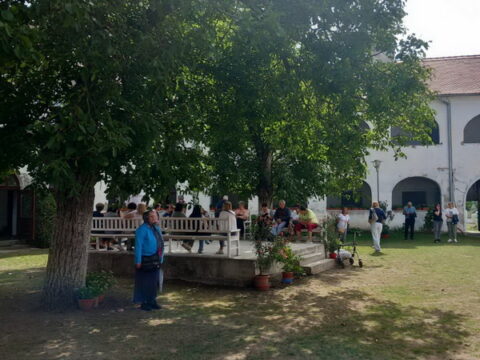 IMG-03af42f6a3bb6452bda4ecf03caf021a-V_resize_resize