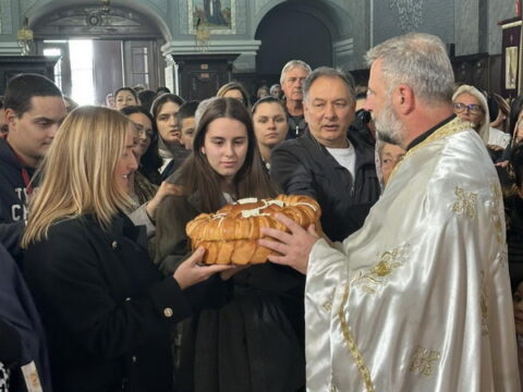 IMG-62cada68435edf19e744365d2f6eeff9-V_resize