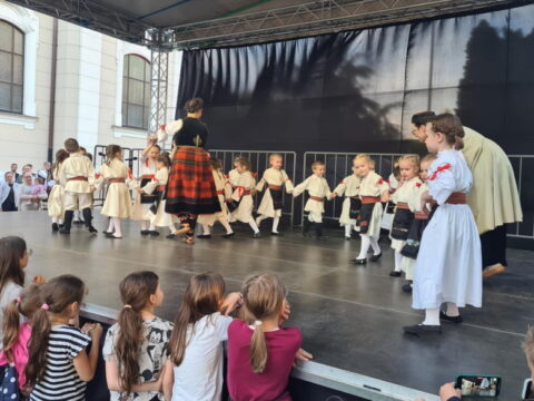 f4fae0a0-8478-4847-93c4-2a796492d337_resize