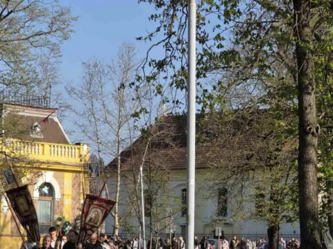 IMG-8013d8e79b0a3e86174bf82d39b3f714-V_resize