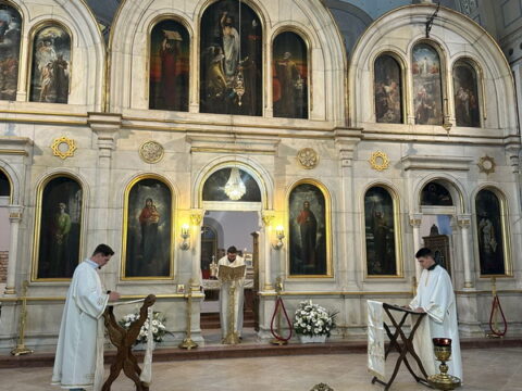 читање Јеванђеља на више језика на вечерњој слижби_resize