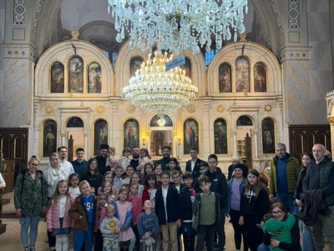 слика са децом после куцкања јаја на вечерњој служби_resize